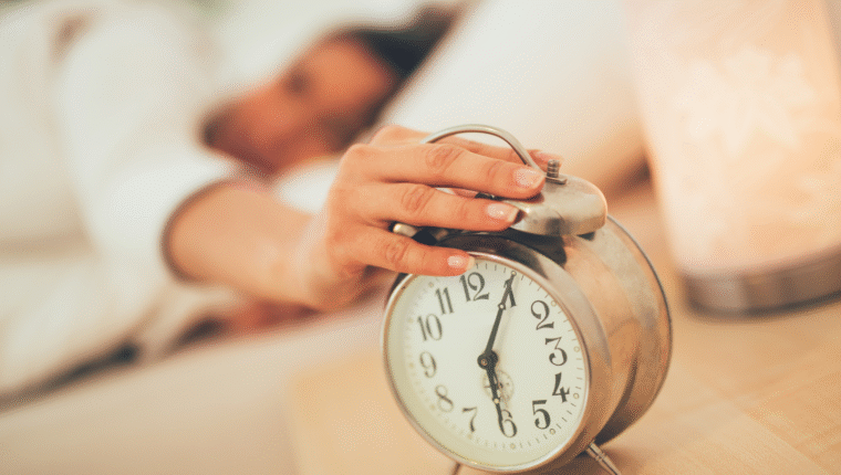 7 modi diversi di alzarsi al mattino (e cosa significano) - immagine di copertina