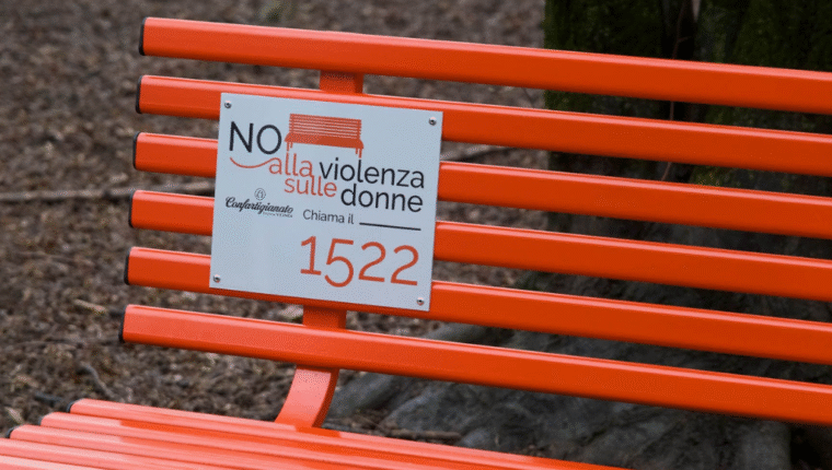 Panchine Rosse: il simbolo contro la violenza sulle donne - immagine di copertina