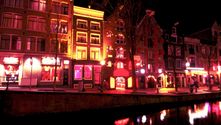 Quanto guadagnerebbe l’Italia legalizzando cannabis e prostituzione? - immagine di copertina