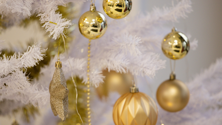 Decluttering delle decorazioni natalizie: cosa buttare e cosa tenere per il Natale 2026 - immagine di copertina