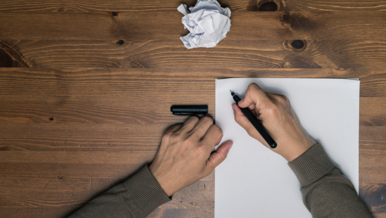 In una caffetteria di Parigi si può scrivere una lettera a sé stessi del futuro - immagine di copertina