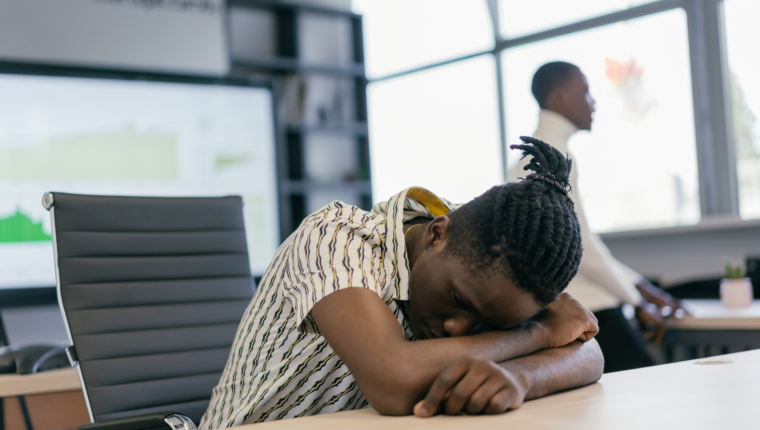 5 abitudini quotidiane  che ci fanno sentire stanchi senza che ce ne rendiamo conto - immagine di copertina