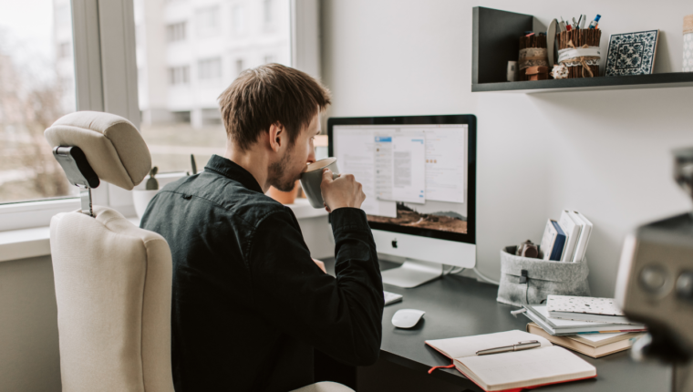 8 idee per fare impresa senza sbattimento (ma devi avere i soldi) - immagine di copertina