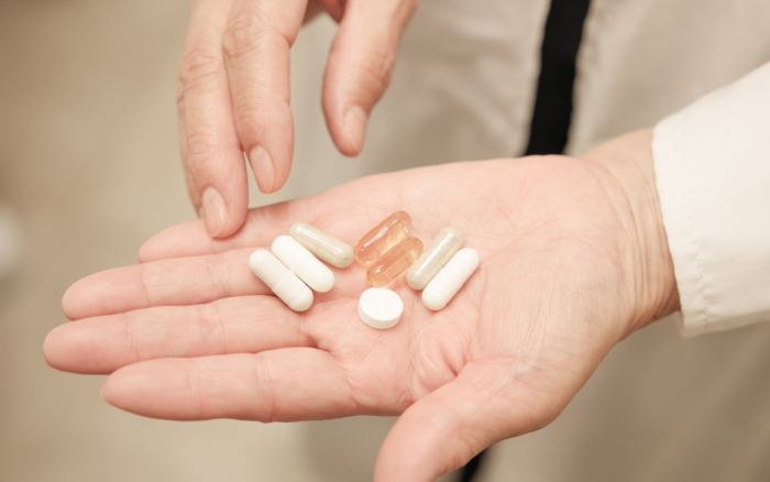 Terapia ormonale sostitutiva (TOS): cos&rsquo;&egrave; e perch&eacute; il tuo ginecologo non te ne parla