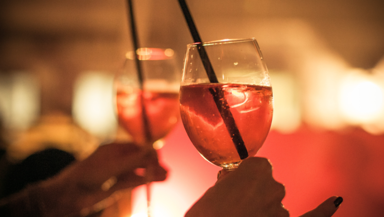 Esistono dei kit per scoprire se qualcuno sta drogando il tuo drink - immagine di copertina