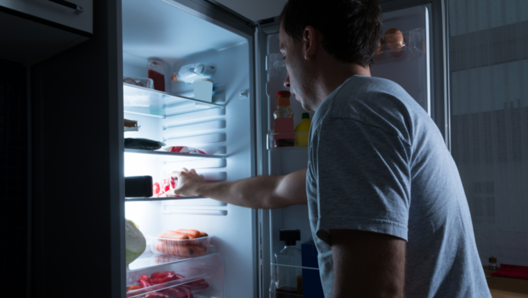 Sindrome da alimentazione notturna: perché si mangia durante la notte - immagine di copertina