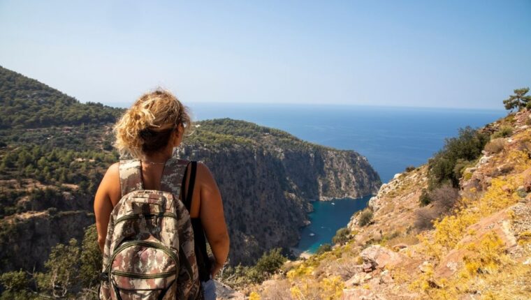Viaggiare da sola: le destinazioni migliori e quelle che richiedono più attenzione - immagine di copertina