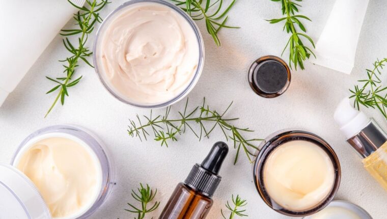 Il beauty case perfetto per chi vuole viaggiare in modo più sostenibile - immagine di copertina