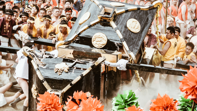Andiamo a vedere una rissa tra carri? Succede davvero al Nada no Kenka Matsuri in Giappone - immagine di copertina